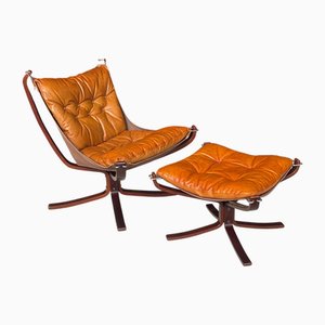Sedia Falcon e poggiapiedi in pelle marrone chiaro di Sigurd Ressell per Vatne Mobel, set di 2