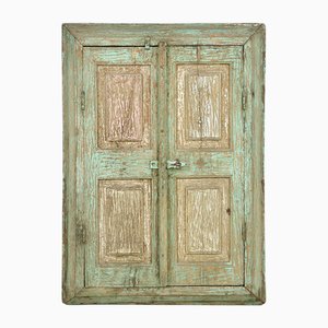 Contraventanas de madera patinada transformadas en espejo