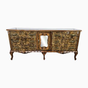 Cassettiera Chippendale intagliata e lavorata con anta centrale a specchio, anni '50