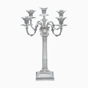 Candelabros de columna corintios antiguos de plata esterlina de cinco luces de Goldsmiths & Silversmiths, London, 1925