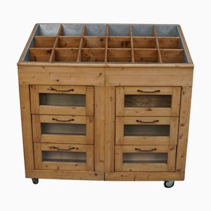 Mobile da negozio vintage in pino, Paesi Bassi, con frontali in vetro