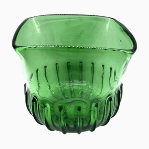 Vaso in vetro verde soffiato a mano con decoro scolpito in rilievo, anni '60