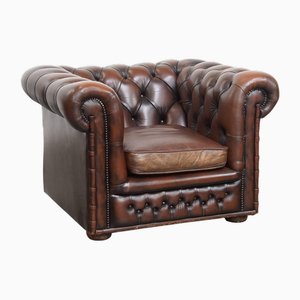 Poltrona Chesterfield in pelle di vacchetta marrone scuro con borchie decorative