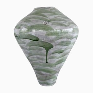 Essence of Form Handgefertigte Vase mit Pinselstrich in Wiesengrün von Onofrio Acone