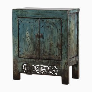 Blauer Beistellschrank mit geschnitzter Schürze