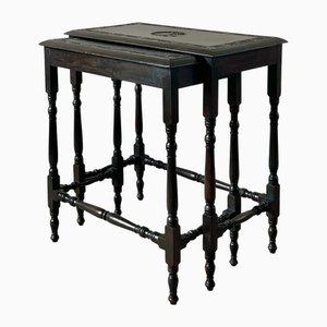 English Late Victorian Dyed and Carved Walnut Nesting Tables with Ivy Borders and Stag Emblem, 1890s, Set of 2