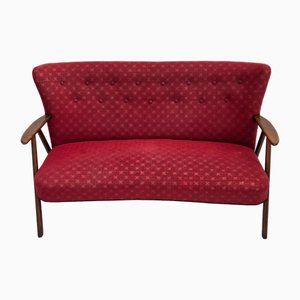 Divano a due posti in tessuto rosso con gambe e braccioli in faggio, Danimarca, anni '60