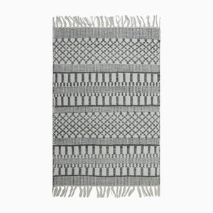Dhurrie in Grau mit geometrischem Muster und Muster in Weiß von Rug&Kilim