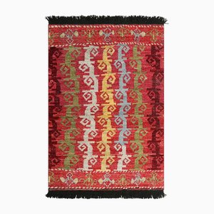 Roter Tribal Teppich mit primitivistischen geometrischen Mustern von Rug&Kilim