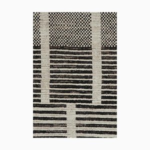 Kilim materico a righe bianche e nere e motivi geometrici di Rug&Kilim