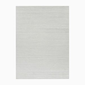 Strukturierter Teppich in leuchtenden Weißtönen und Striae von Rug&Kilim