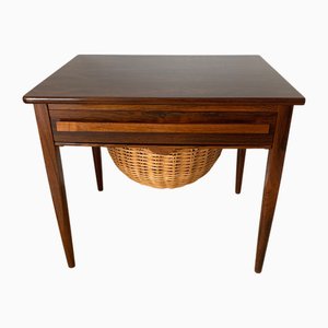 Tavolo da cucito in palissandro con cesto di vimini di Johannes Andersen per CFC Silkeborg, anni '60