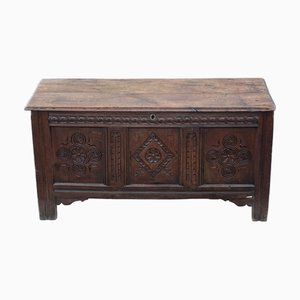 Grand Coffre en Chêne Sculpté avec Boîte à Bougies