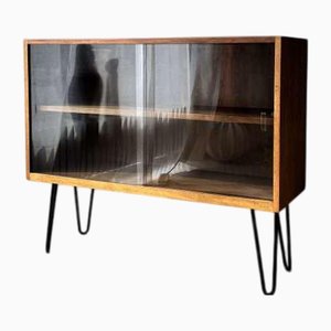 Vetrina impiallacciata in noce con ante scorrevoli in vetro, anni '60