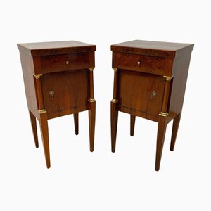 Mesitas de noche Empire de nogal con columnas completas de latón dorado, Italia, 1810. Juego de 2