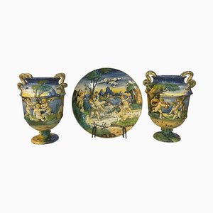 Trittico con anfore decorative e piatto, inizio XIX secolo, set di 3