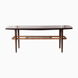 Mesa de centro danesa con revistero de ratán, años 60