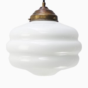 Lampada a sospensione vintage in vetro opalino bianco e ottone