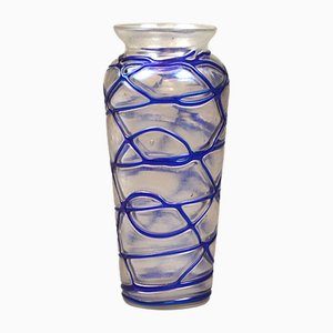 Vaso Art Nouveau in vetro bianco latte, fine XIX secolo