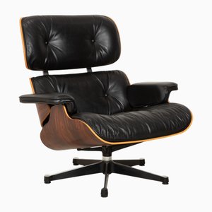 Poltrona in pelle e legno di Charles & Ray Eames per Vitra