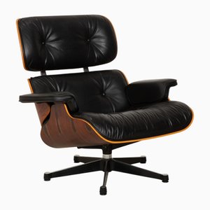 Sillón de cuero y madera de Charles & Ray Eames para Vitra