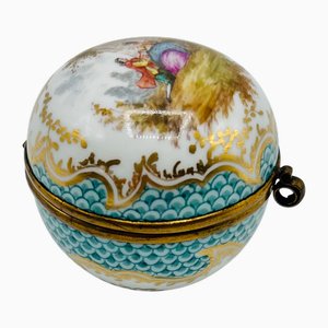 Boîte à Charnières Antique Rococo en Porcelaine Peinte à la Main avec Montures Dorées dans le style de Meissen, 18ème Siècle