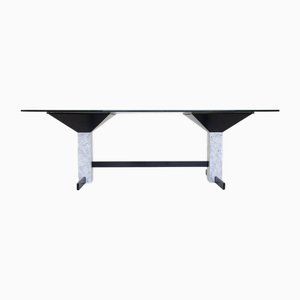 Tisch mit Glasplatte & Gestell aus Carrara Marmor & schwarz lackiertem Metall, 1980er