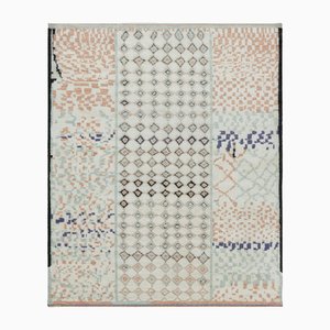 Weißer marokkanisch inspirierter Teppich mit verspielten primitivistischen Mustern von Rug&Kilim