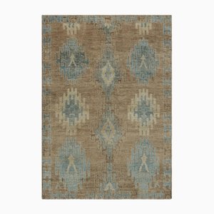 Teppich in Beige mit Tribal-inspirierten Medaillons in Eisblau von Rug&Kilim