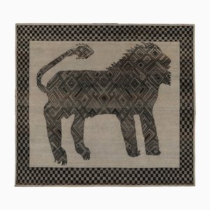 Gabbeh-inspirierter Teppich in Anthrazit und Schwarzer Löwe von Rug&Kilim