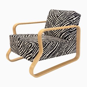 Poltrona 44 con rivestimento zebrato di Alvar Aalto per Artek, anni '80