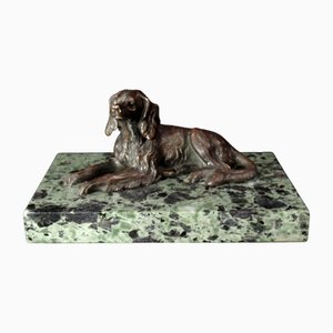 Fermacarte cane spaniel sdraiato in bronzo e marmo verde, XIX secolo
