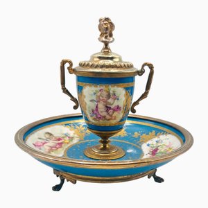 Tintero antiguo de querubín pintado a mano con flores y montura de bronce dorado al estilo de Sevres. Juego de 2