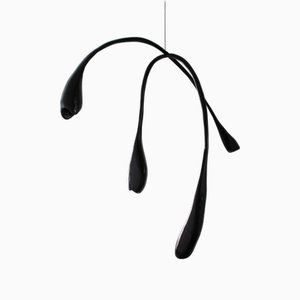 Sculpture Mobile Suspendue Willow en Bois Teint et Fil de Fer par Dace Sūna