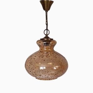 Lampada a sospensione vintage con paralume in vetro leggermente colorato su base in ottone, Italia, anni '70