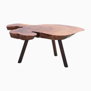 Mesa de centro brutalista en forma de tronco de árbol