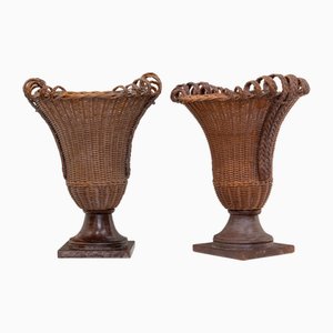Große antike Korbvasen aus dem frühen 20. Jh. mit Holzsockel, 2 . Set