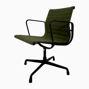 Sedia da pranzo EA 208 Early Edition girevole con struttura in alluminio nero di Charles & Ray Eames per Herman Miller / Vitra, anni '60