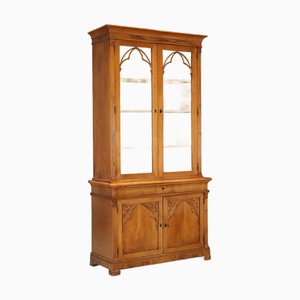 Vitrina de estilo neogótico de nogal