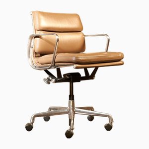 EA435 Soft Pad Management Chair von Eames