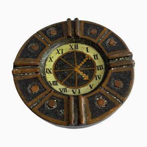 Cenicero español redondo de cerámica esmaltada con reloj pintado a mano de Taller de Alfaraz, Madrid, España, años 60