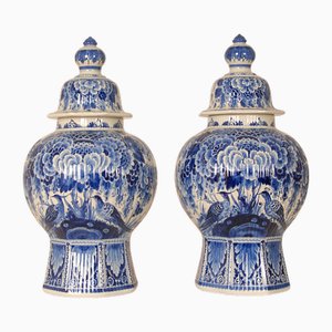 Blaue & Weiße Chinoiserie Steingut Vasen von Royal Delft, 1940er, 2er Set