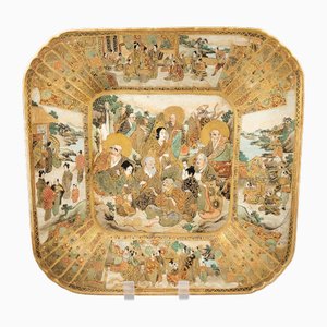Japanische Meiji Kyoto Satsuma Quadratische Schale mit Rakan und Damen, 1890er