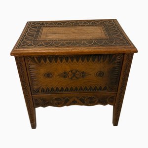 Cassettiera nuziale antica in quercia intagliata a mano, fine XIX secolo