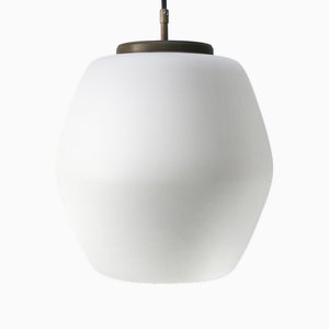 Lámpara colgante Mid-Century de vidrio opalino en blanco mate con superficie de latón, años 50