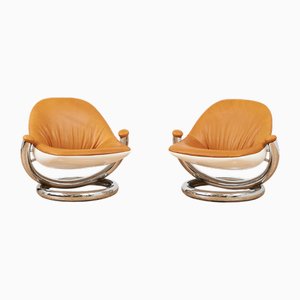 Poltrone Anaconda laccate bianche con struttura in tubo d'acciaio, scocca in fibra di vetro e rivestimento in pelle color cognac di Paul Tuttle per Strässle, 1971, set di 2