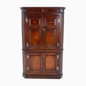 Georgischer Eckschrank aus Getäfelter Eiche