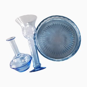 Bandeja, jarra y candelabro de vidrio azul, años 50. Juego de 3