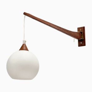 Lámpara de pared Mid-Century moderna con brazo articulado de teca y vidrio opalino, años 50
