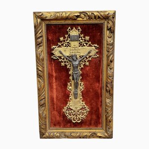 Antikes Kruzifix auf violettem Samthintergrund, Mitte 1800